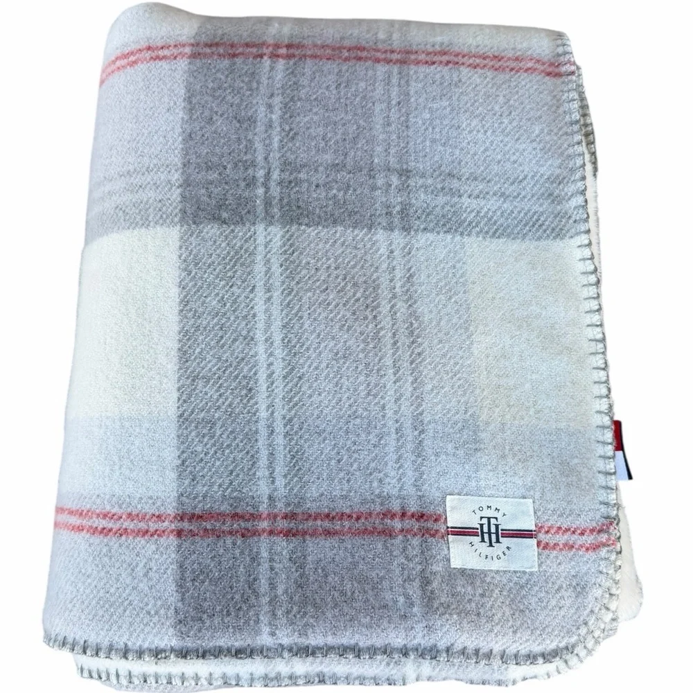 Tommy Hilfiger Faux Cashmere Plush Throw Blanket Plaid Gray Cream Red 50x70 GUC